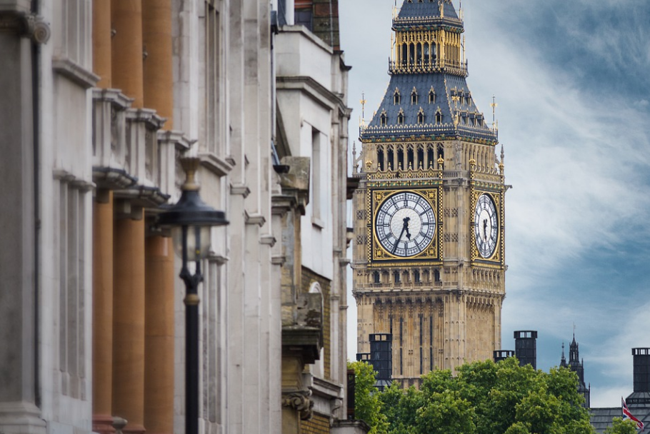应届生挣钱最多的5个行业&英国名企校招起薪及奖金比例大公开！
